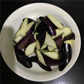 茄子滚到切块，不要在空气中暴露过长时间