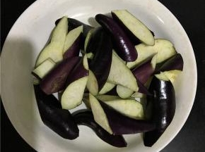 茄子滚到切块，不要在空气中暴露过长时间