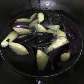 热锅倒多量油炸茄子，表面变色即可沥油装盘备用