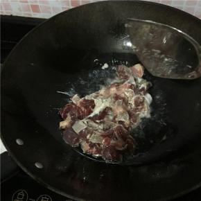 锅中留少量油，倒进牛腩翻炒，不要炒太长时间