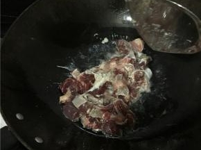 锅中留少量油，倒进牛腩翻炒，不要炒太长时间