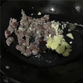 牛腩颜色变白即可放豆瓣酱、姜、蒜进来炒香，可放一勺生抽