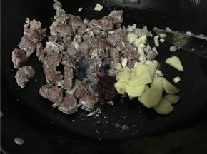 牛腩颜色变白即可放豆瓣酱、姜、蒜进来炒香，可放一勺生抽