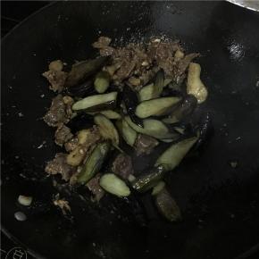 翻炒均匀后倒茄子翻炒