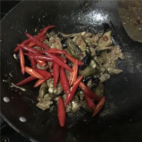 最后放红辣椒进去翻炒，加半碗水焖一下，最后加盐、鸡精试味