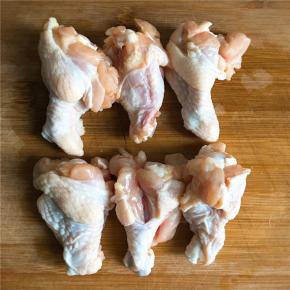 解冻后在鸡翅根身上划两刀，以便入味噢，装入深碗中，放料酒抓匀，