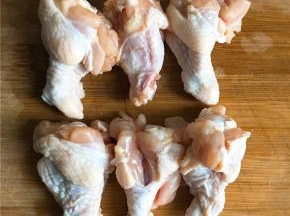 解冻后在鸡翅根身上划两刀，以便入味噢，装入深碗中，放料酒抓匀，