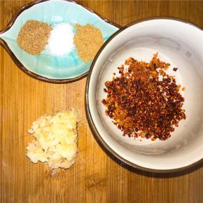 压五颗蒜，盐少许，胡椒粉、十三香、辣椒面，