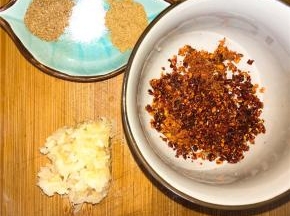 压五颗蒜，盐少许，胡椒粉、十三香、辣椒面，