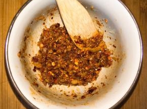 调料全部倒进辣椒面碗里，放一勺生抽拌匀