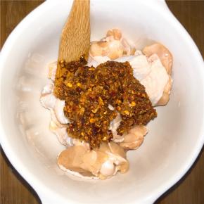 和好的调料倒进鸡翅根碗中，抓匀