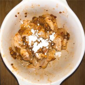 加一勺淀粉和匀