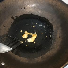 俩小时后，锅里倒油，四五分热放冰糖，融化了就倒腌好的鸡翅根