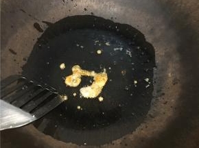 俩小时后，锅里倒油，四五分热放冰糖，融化了就倒腌好的鸡翅根