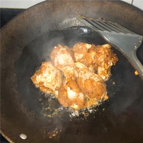 小火不断翻炒，不然容易粘锅