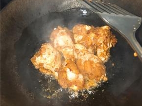 小火不断翻炒，不然容易粘锅