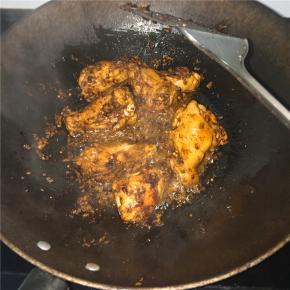 慢慢炒出金黄色了，可以倒凉白开了