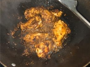 慢慢炒出金黄色了，可以倒凉白开了