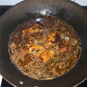 水不用没过鸡翅根，小火慢慢熬30分钟