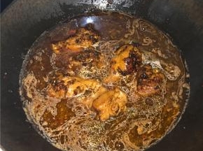 水不用没过鸡翅根，小火慢慢熬30分钟