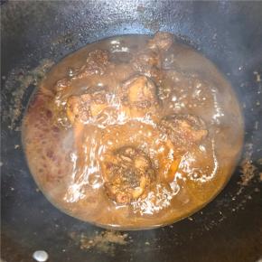 熬出了浓浓的汁水，蒜的味道太香了