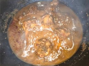 熬出了浓浓的汁水，蒜的味道太香了