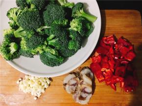 材料准备好，香肠斜切，大蒜切小丁