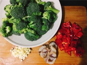 材料准备好，香肠斜切，大蒜切小丁