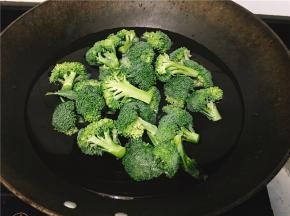 冷水焯西兰花，水开立马捞出，凉白开冲一下保持颜色翠绿，装盘备用