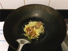 锅里放橄榄油，油热三四分时放蒜丁和香肠
