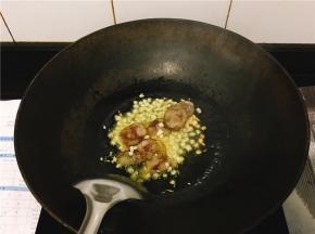 锅里放橄榄油，油热三四分时放蒜丁和香肠