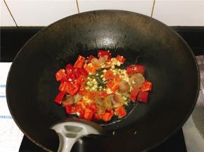 接着放红辣椒翻炒，放盐