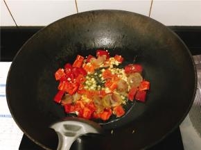 接着放红辣椒翻炒，放盐