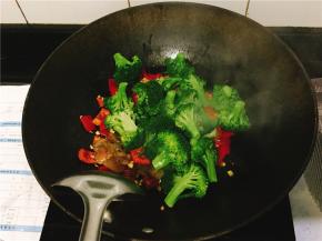 放入焯好的西兰花翻炒，最后放点鸡精