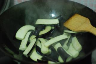 倒进茄子翻炒