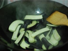 倒进茄子翻炒