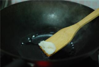 热锅加适量猪油，待全部化开