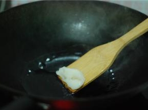 热锅加适量猪油，待全部化开