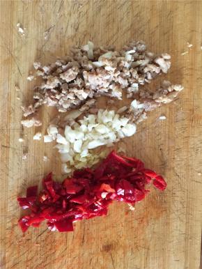 将红辣椒切成小丁，蒜、姜粒、肉末准备好