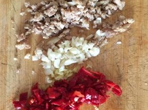 将红辣椒切成小丁，蒜、姜粒、肉末准备好