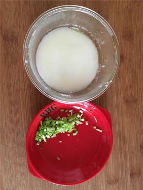 生粉温水调开、葱花备用