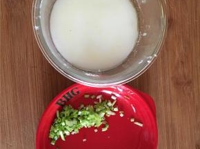 生粉温水调开、葱花备用