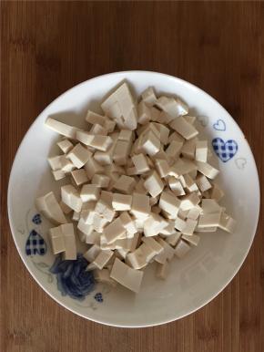 将豆腐切成正方形小块