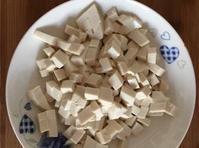 将豆腐切成正方形小块