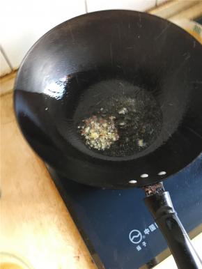 炒锅倒入少量油，烧热后加姜粒、花椒炒香