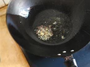 炒锅倒入少量油，烧热后加姜粒、花椒炒香