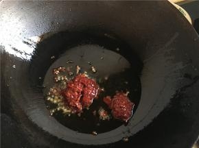 花椒变色后加入辣椒、蒜、肉末和豆瓣酱