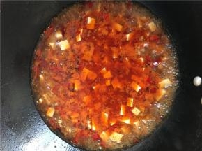 翻炒两下加入温水以没过豆腐为准，下豆腐丁