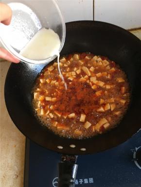 水开后依个人喜好的量倒入调好的生粉