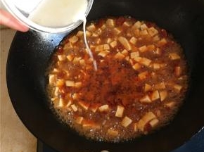 水开后依个人喜好的量倒入调好的生粉